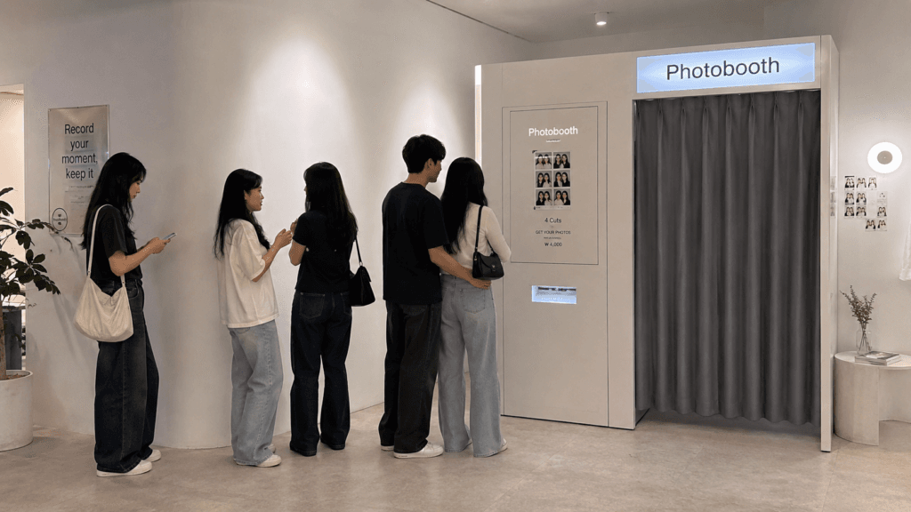 Apa itu photobooth? Kenapa orang rela antre berfoto di dalamnya