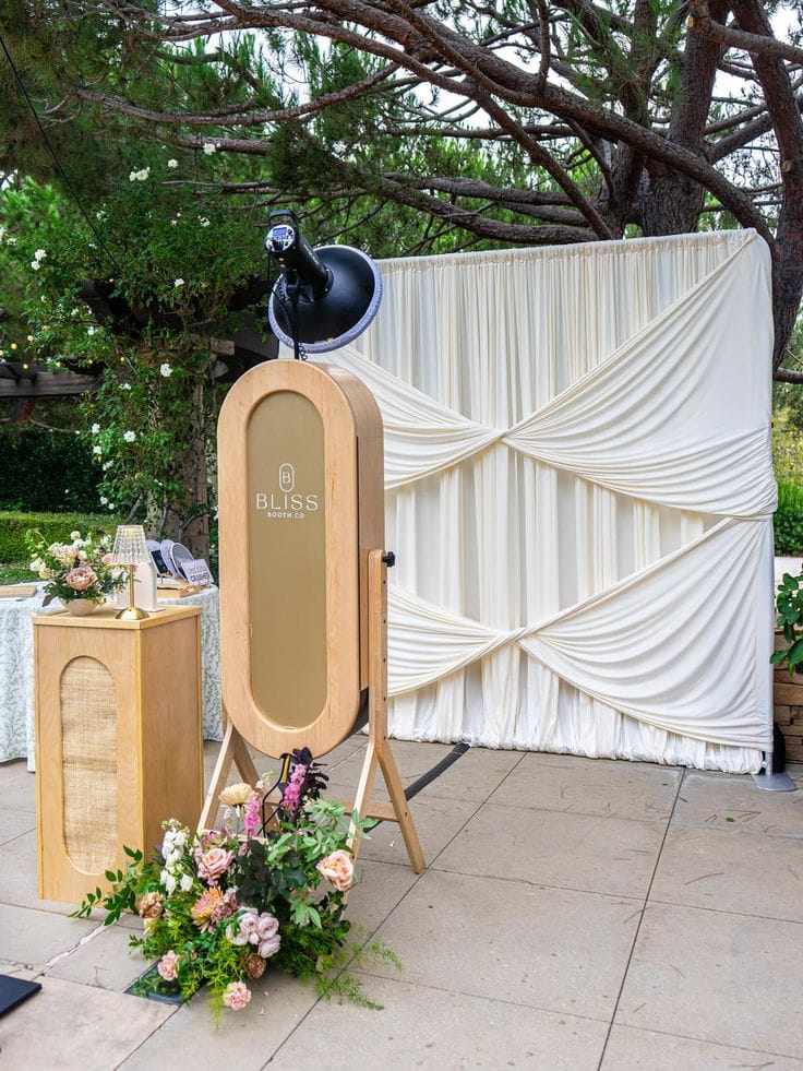 Photobooth untuk acara dengan backdrop dan properti foto untuk tamu
